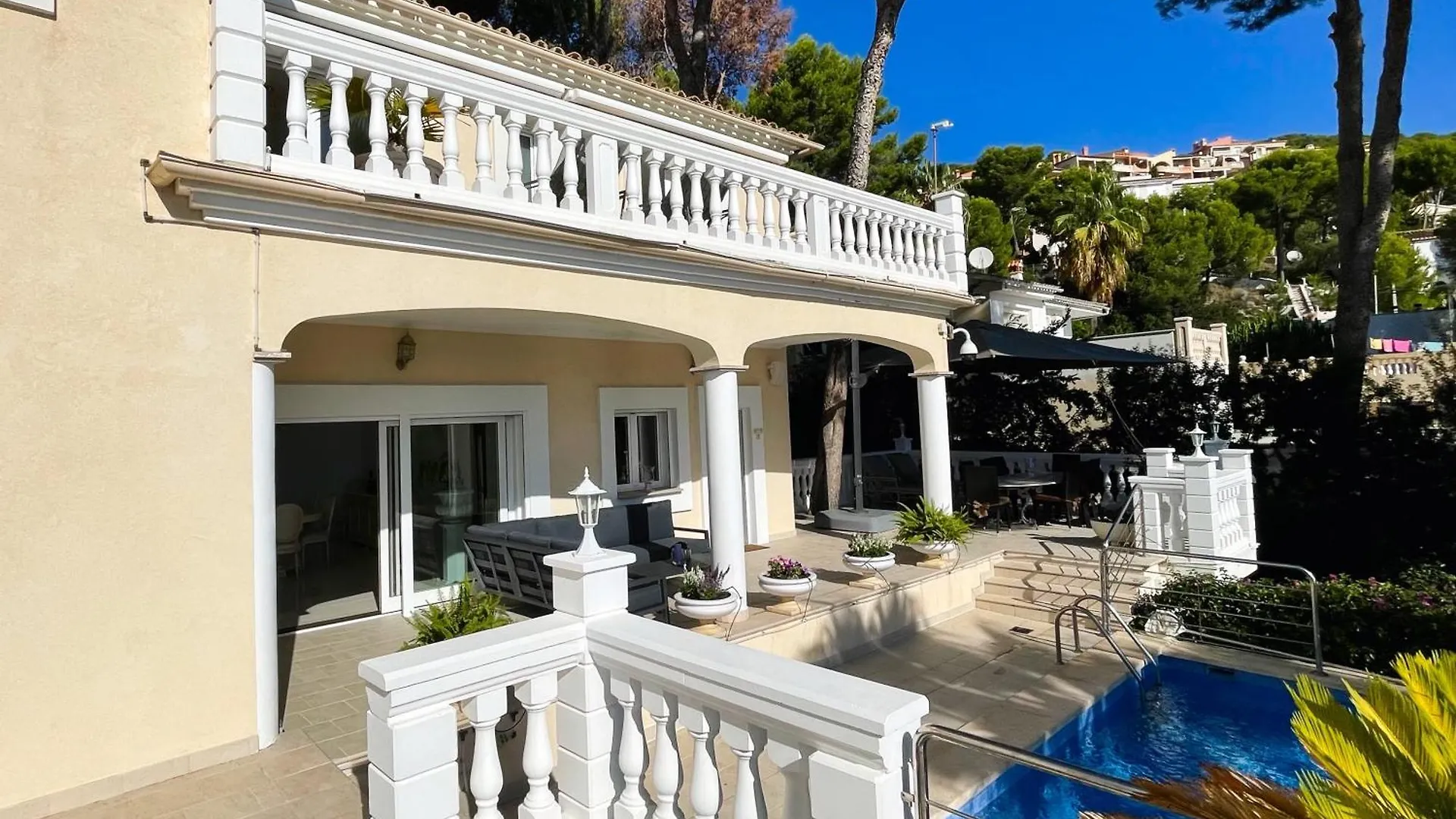 Exklusive Villa In Paguera Fuer Bis Zu 8 Personen, Mit Meerblick Und Pool  Пагуэра